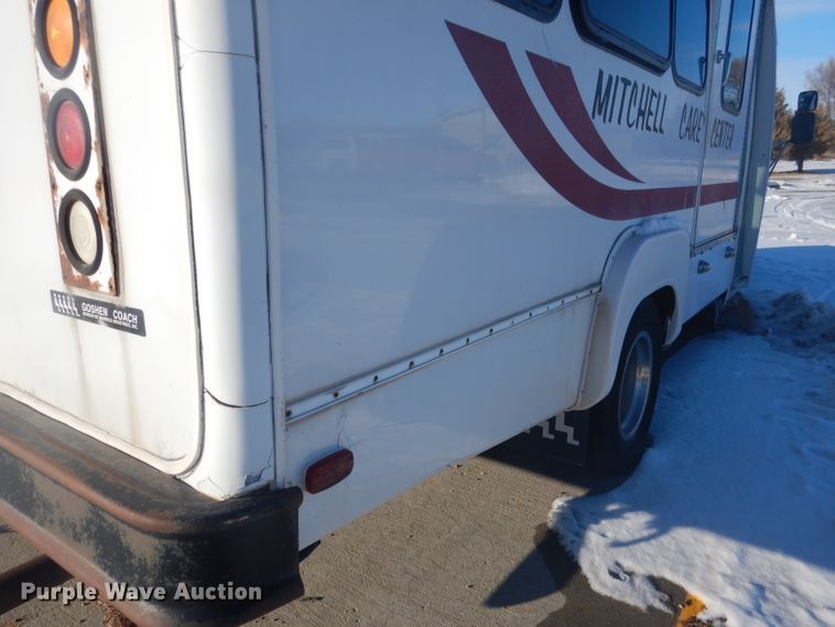 image for item DG5889 1999 Ford Econoline E450 shuttle bus