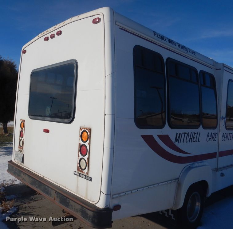 image for item DG5889 1999 Ford Econoline E450 shuttle bus