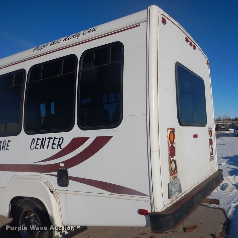 image for item DG5889 1999 Ford Econoline E450 shuttle bus