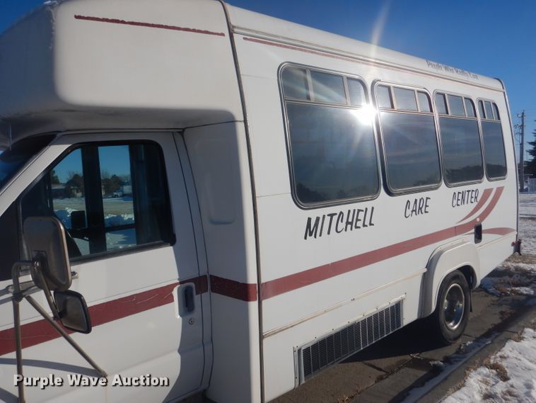 image for item DG5889 1999 Ford Econoline E450 shuttle bus