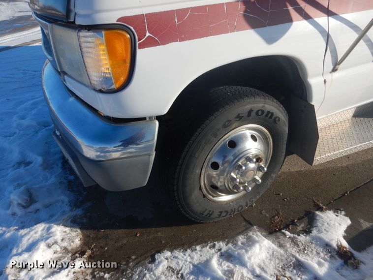 image for item DG5889 1999 Ford Econoline E450 shuttle bus