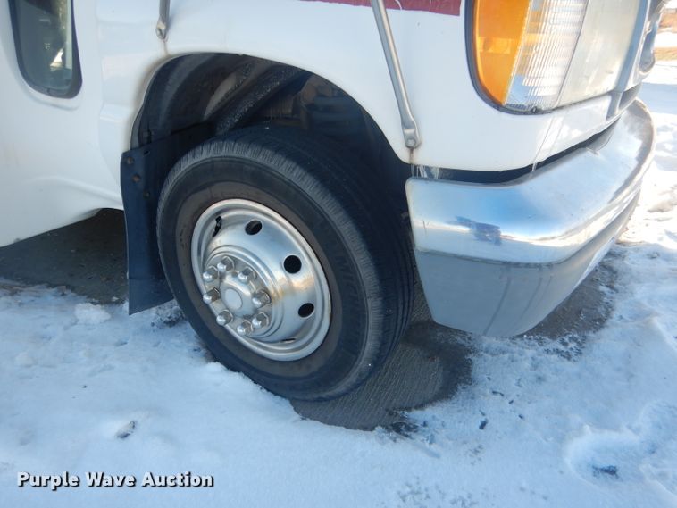 image for item DG5889 1999 Ford Econoline E450 shuttle bus