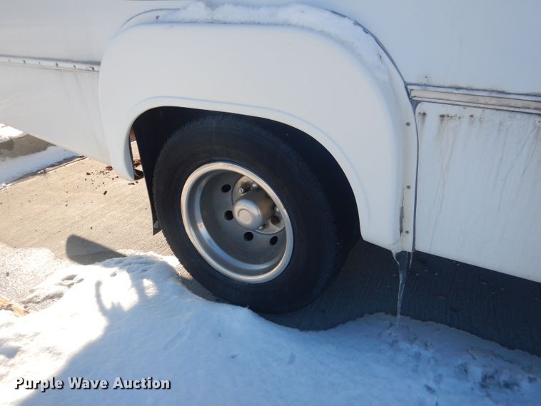 image for item DG5889 1999 Ford Econoline E450 shuttle bus