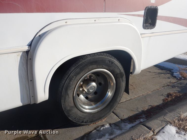 image for item DG5889 1999 Ford Econoline E450 shuttle bus