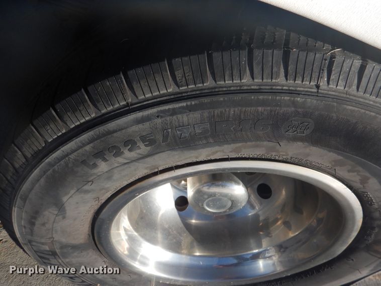 image for item DG5889 1999 Ford Econoline E450 shuttle bus