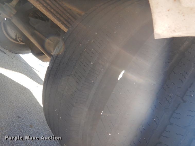 image for item DG5889 1999 Ford Econoline E450 shuttle bus