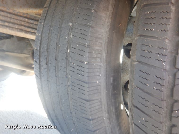 image for item DG5889 1999 Ford Econoline E450 shuttle bus