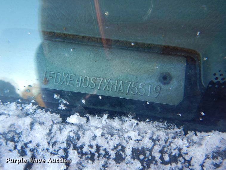 image for item DG5889 1999 Ford Econoline E450 shuttle bus