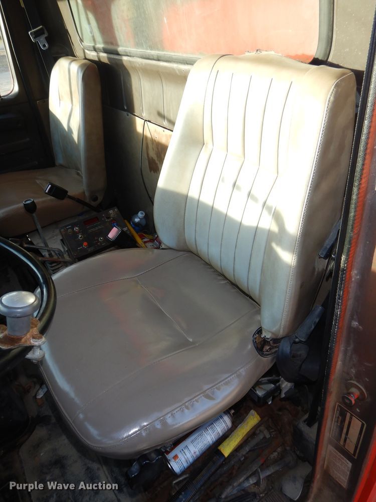 image for item DH4317 1993 International 4900 dump truck