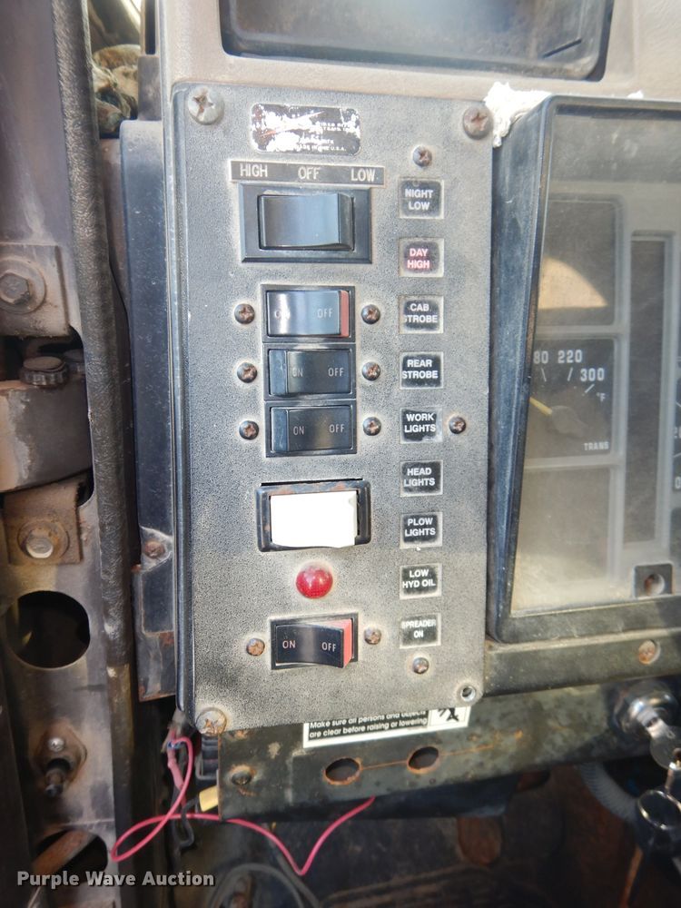 image for item DH4317 1993 International 4900 dump truck