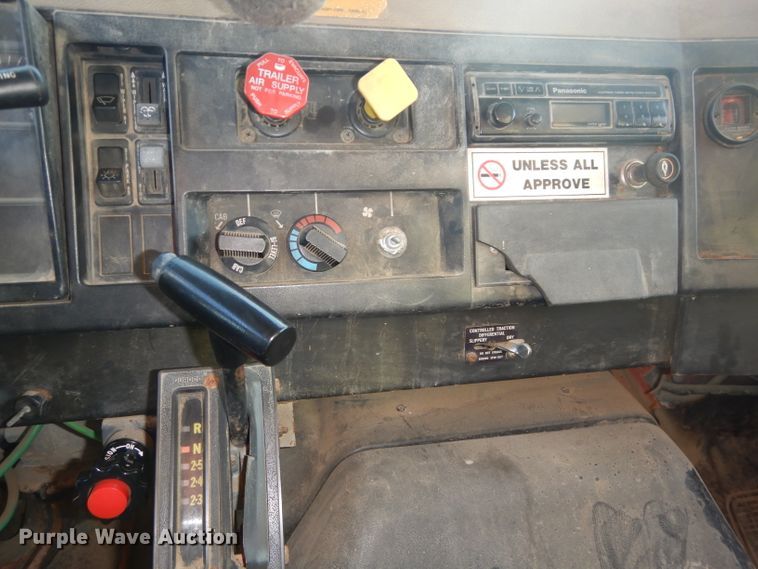 image for item DH4317 1993 International 4900 dump truck