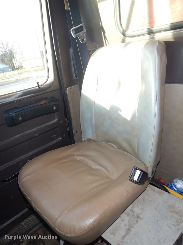 image for item DH4317 1993 International 4900 dump truck