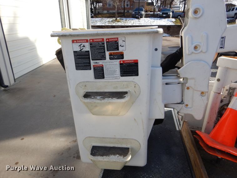 image for item DH6975 2011 Dodge Ram 5500HD bucket truck