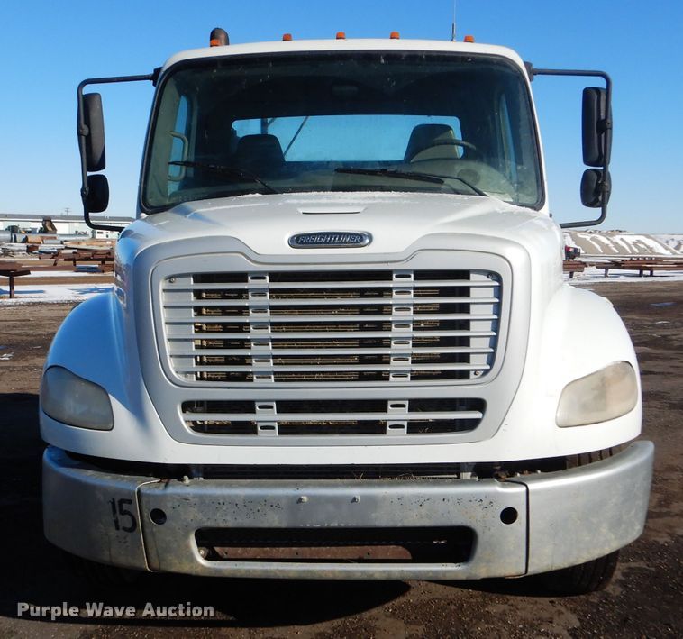 image for item FG9933 2009 Freightliner Business Class M2 semi truck
