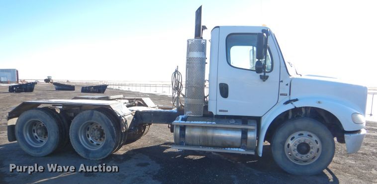 image for item FG9933 2009 Freightliner Business Class M2 semi truck