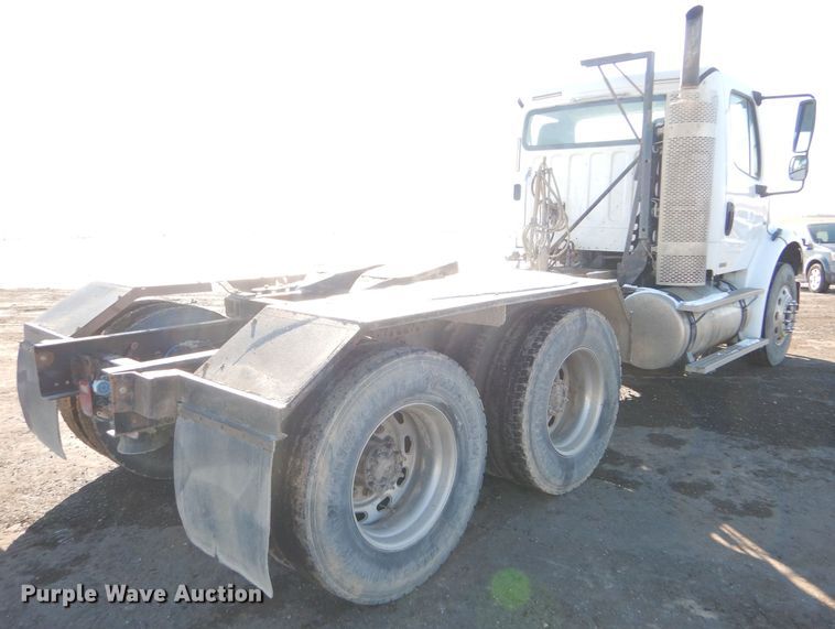 image for item FG9933 2009 Freightliner Business Class M2 semi truck