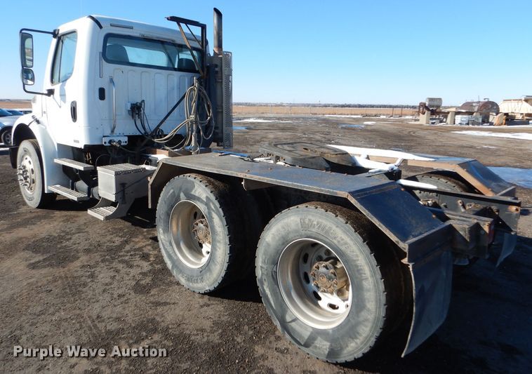 image for item FG9933 2009 Freightliner Business Class M2 semi truck