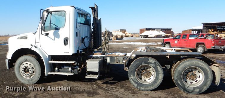 image for item FG9933 2009 Freightliner Business Class M2 semi truck