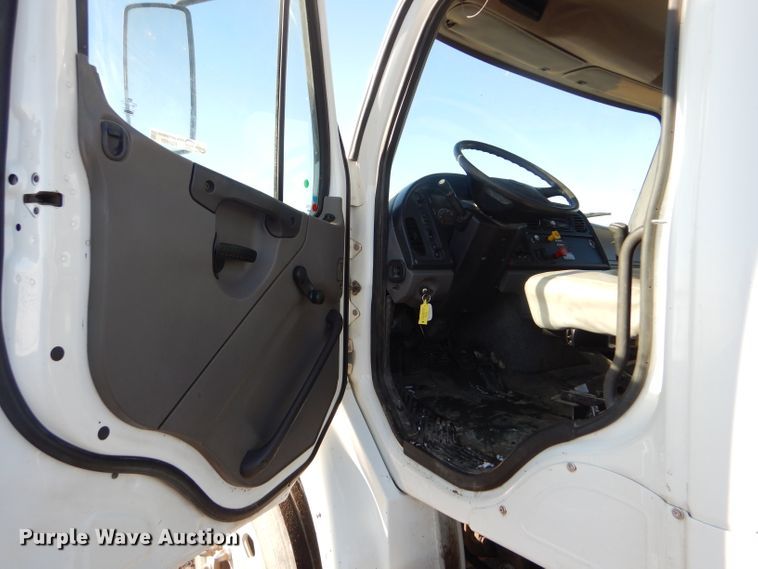 image for item FG9933 2009 Freightliner Business Class M2 semi truck