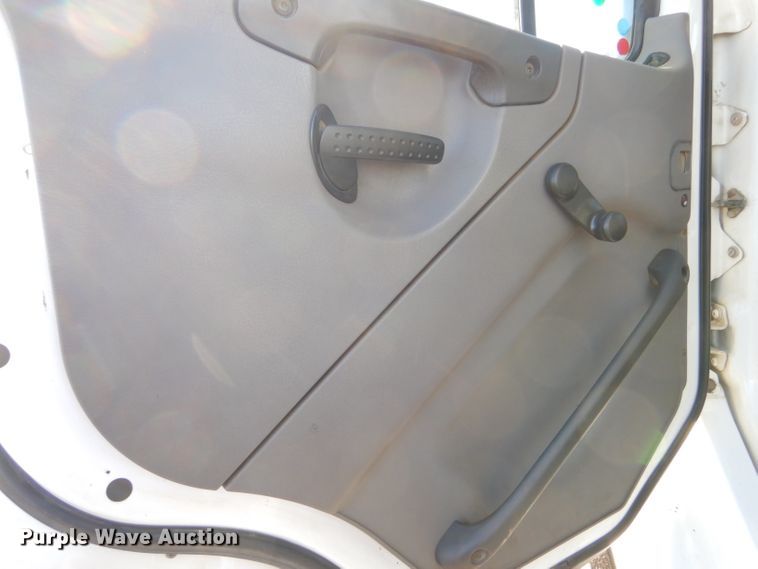 image for item FG9933 2009 Freightliner Business Class M2 semi truck