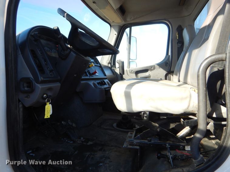 image for item FG9933 2009 Freightliner Business Class M2 semi truck