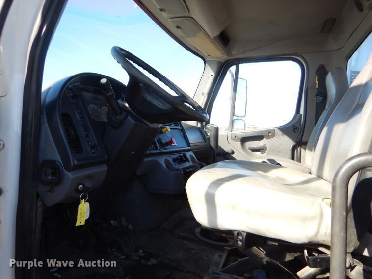 image for item FG9933 2009 Freightliner Business Class M2 semi truck