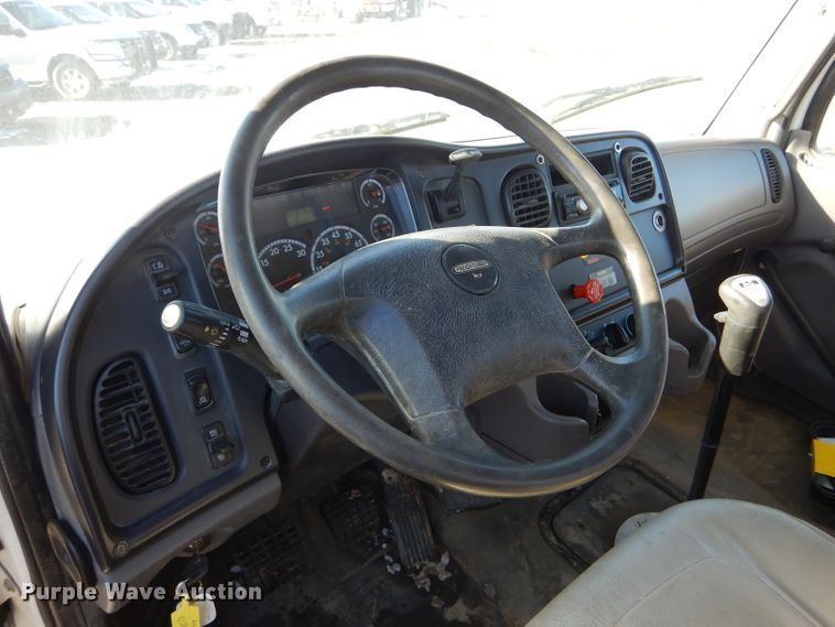 image for item FG9933 2009 Freightliner Business Class M2 semi truck