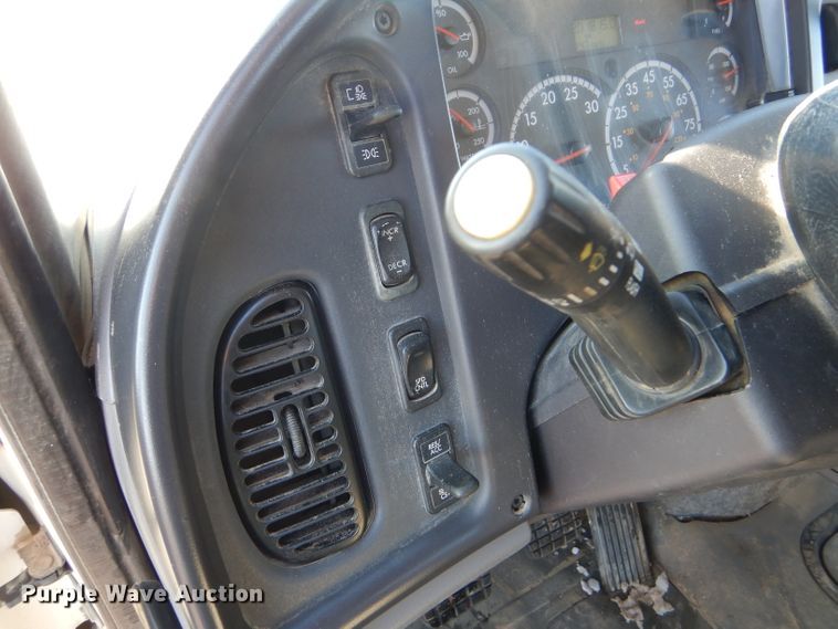 image for item FG9933 2009 Freightliner Business Class M2 semi truck