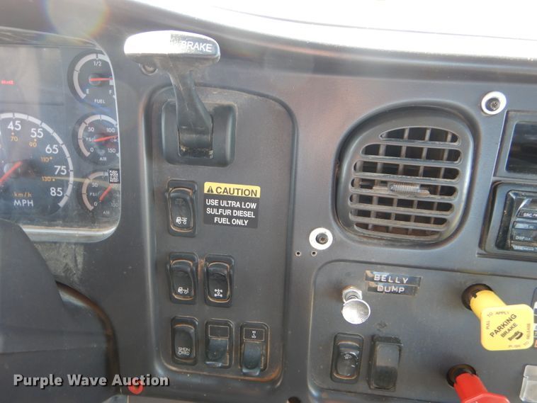 image for item FG9933 2009 Freightliner Business Class M2 semi truck