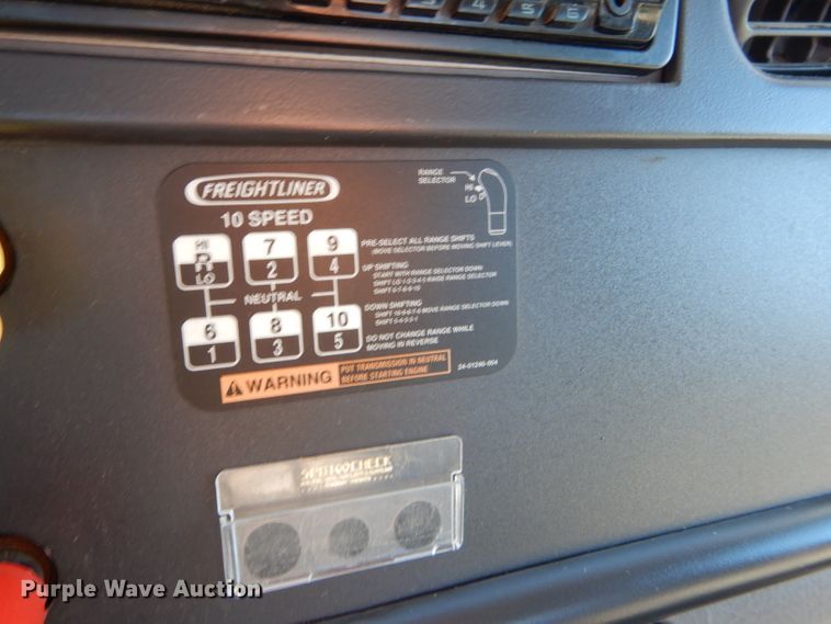 image for item FG9933 2009 Freightliner Business Class M2 semi truck