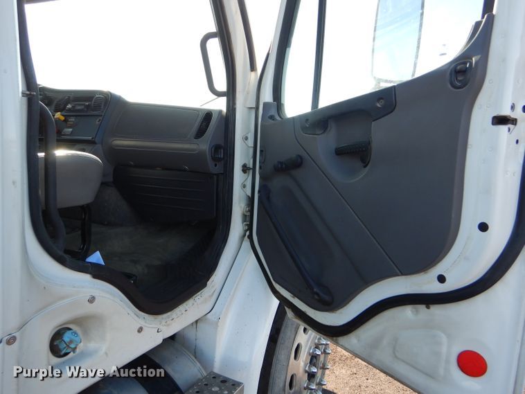 image for item FG9933 2009 Freightliner Business Class M2 semi truck