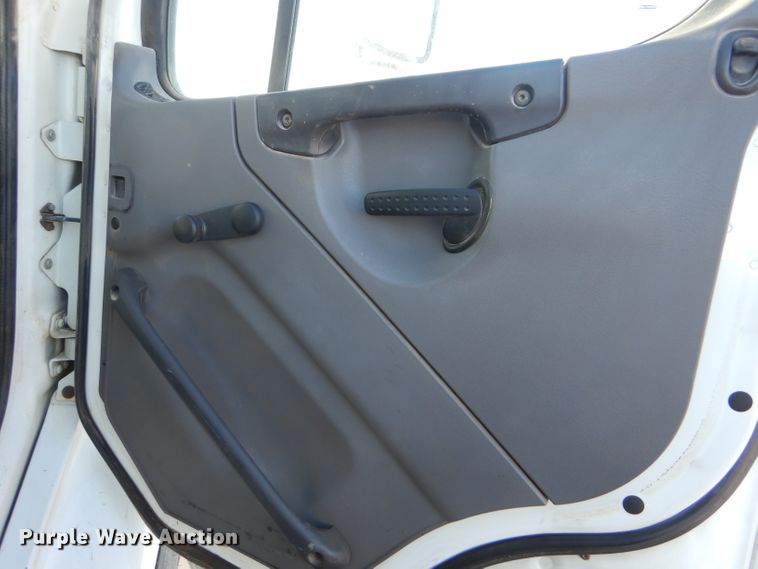 image for item FG9933 2009 Freightliner Business Class M2 semi truck