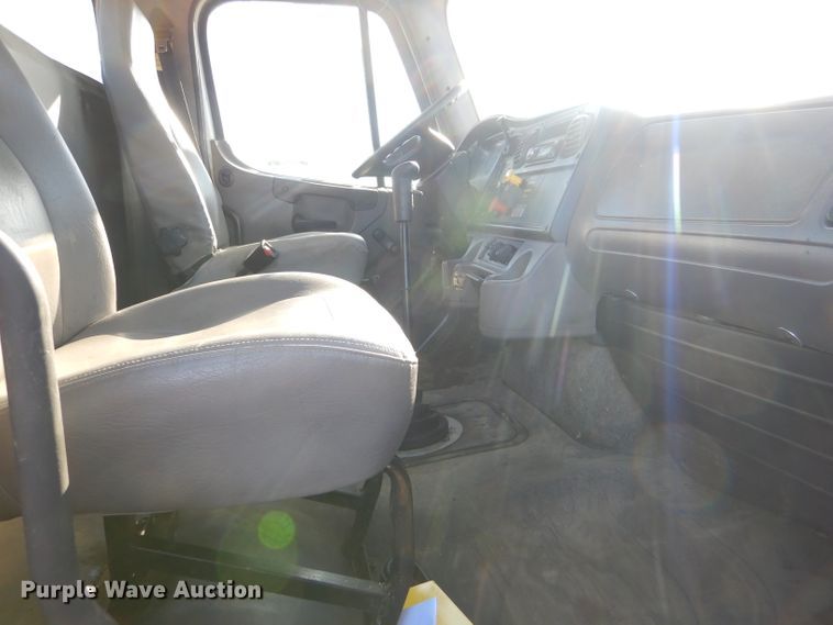 image for item FG9933 2009 Freightliner Business Class M2 semi truck