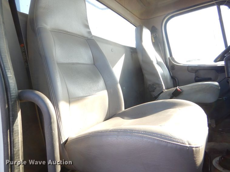 image for item FG9933 2009 Freightliner Business Class M2 semi truck