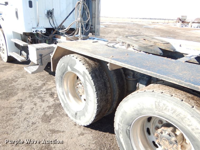 image for item FG9933 2009 Freightliner Business Class M2 semi truck