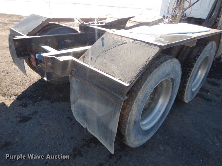 image for item FG9933 2009 Freightliner Business Class M2 semi truck