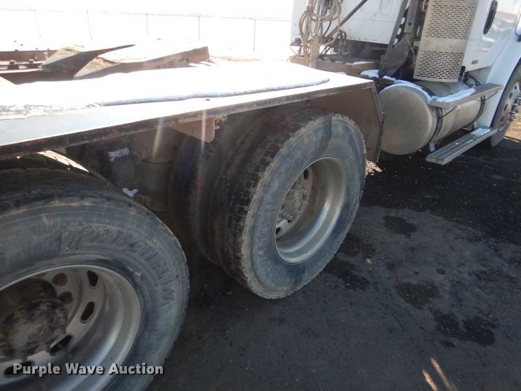 image for item FG9933 2009 Freightliner Business Class M2 semi truck