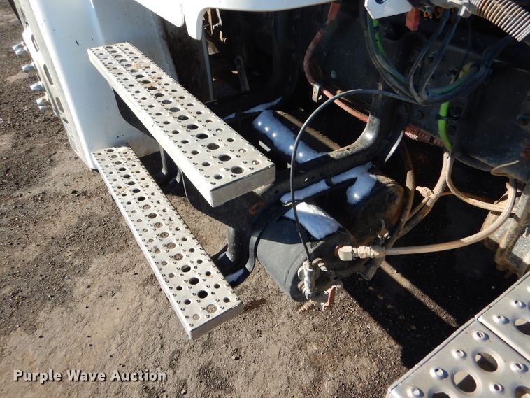 image for item FG9933 2009 Freightliner Business Class M2 semi truck