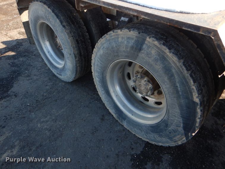 image for item FG9933 2009 Freightliner Business Class M2 semi truck