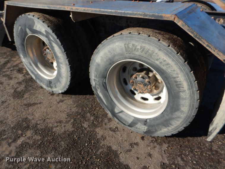 image for item FG9933 2009 Freightliner Business Class M2 semi truck