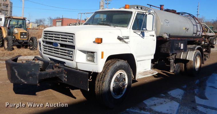 image for item GB9578 1992 Ford B700 oil distributor truck