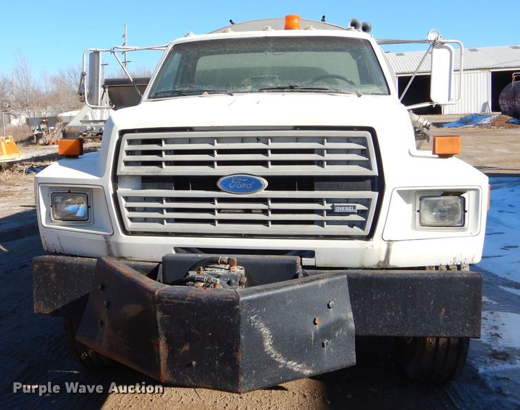 image for item GB9578 1992 Ford B700 oil distributor truck