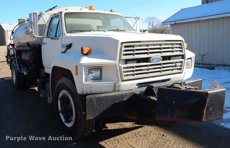 image for item GB9578 1992 Ford B700 oil distributor truck