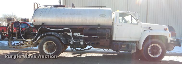 image for item GB9578 1992 Ford B700 oil distributor truck