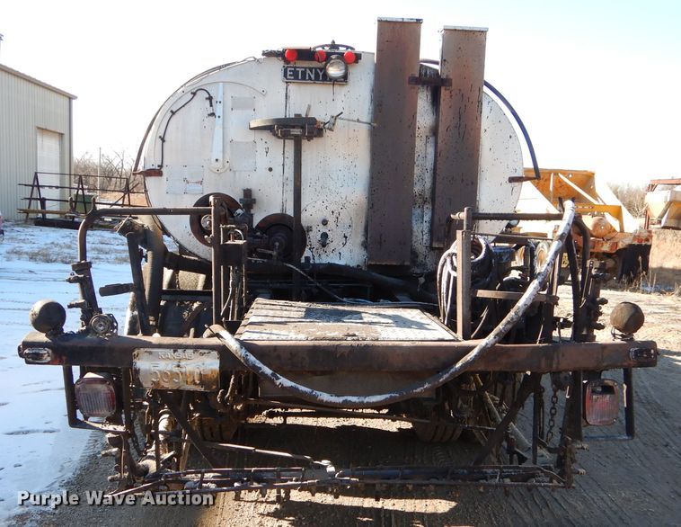 image for item GB9578 1992 Ford B700 oil distributor truck