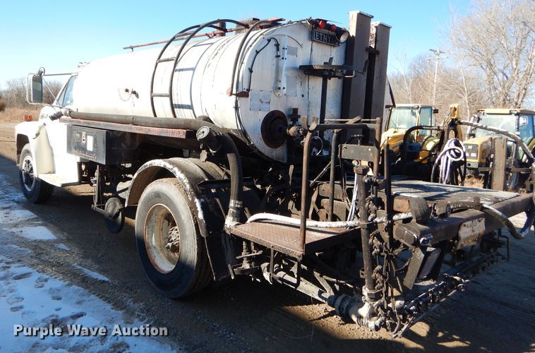 image for item GB9578 1992 Ford B700 oil distributor truck