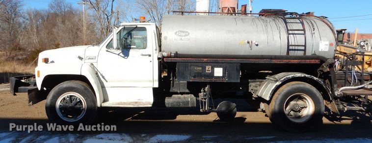 image for item GB9578 1992 Ford B700 oil distributor truck