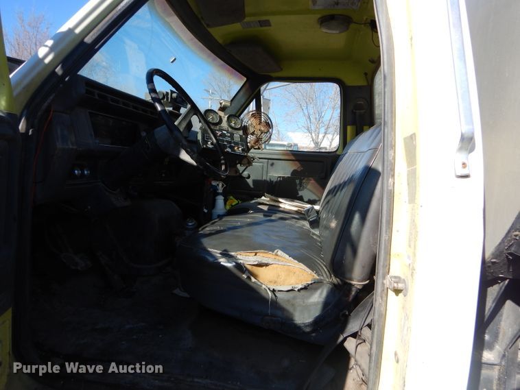 image for item GB9578 1992 Ford B700 oil distributor truck