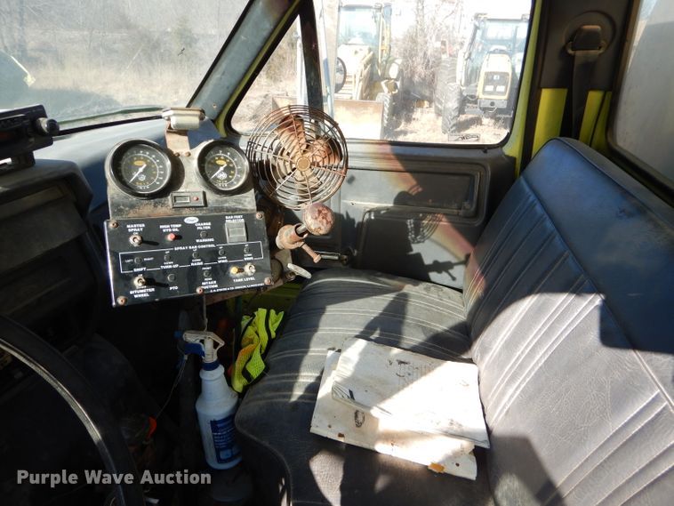 image for item GB9578 1992 Ford B700 oil distributor truck