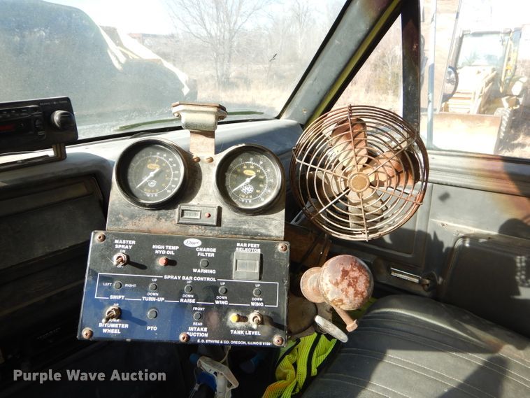 image for item GB9578 1992 Ford B700 oil distributor truck